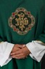 Zielona dalmatyka liturgiczna IHS z kołnierzem golfowym – detal 1