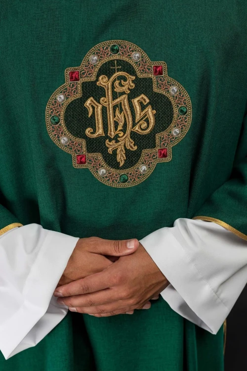 Zielona dalmatyka liturgiczna IHS z kołnierzem golfowym – detal 1