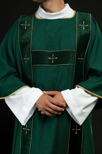 Zielona dalmatyka aksamitna ze złotymi krzyżami – widok całości