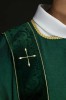 Zielona dalmatyka aksamitna ze złotymi krzyżami – detal 1