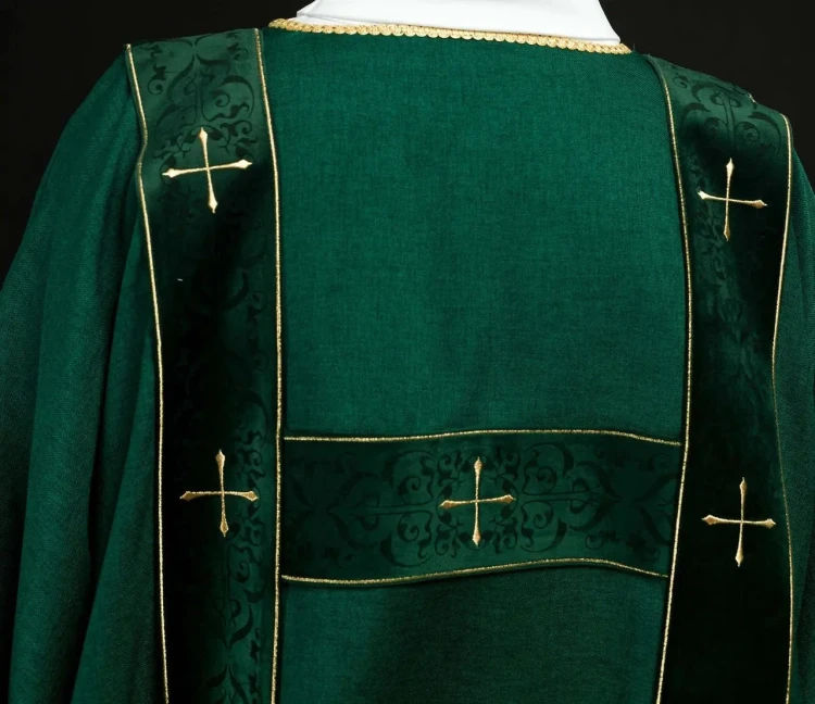 Zielona dalmatyka aksamitna ze złotymi krzyżami – detal 4