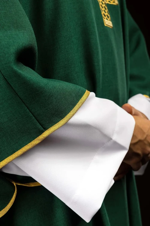 Zielona dalmatyka ze złotymi krzyżami i kołnierzem – detal 2
