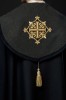 Czarna kapa liturgiczna z aksamitnym pasem i krzyżem – widok całości