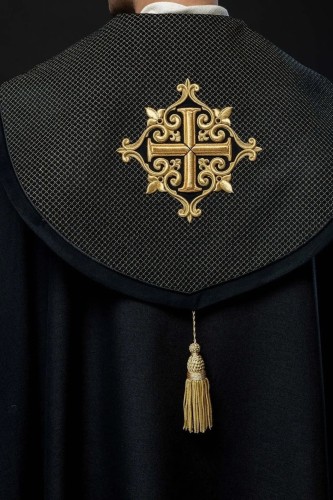 Czarna kapa liturgiczna z aksamitnym pasem i krzyżem – widok całości