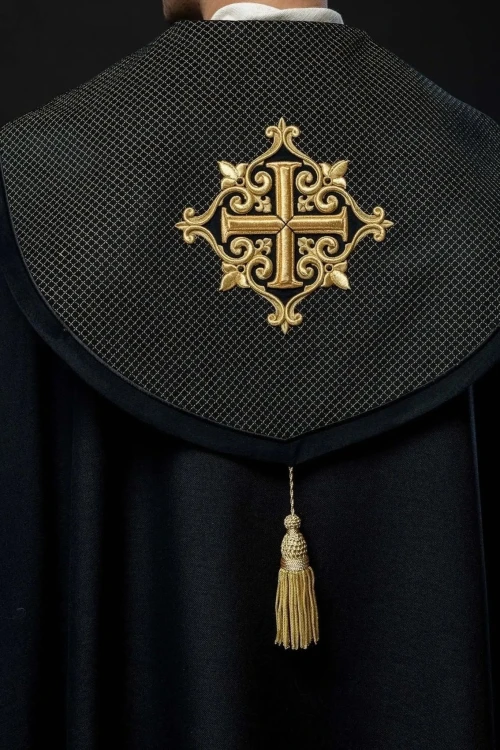Czarna kapa liturgiczna z aksamitnym pasem i krzyżem – widok całości