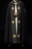 Czarna kapa liturgiczna z aksamitnym pasem i krzyżem – widok z tyłu