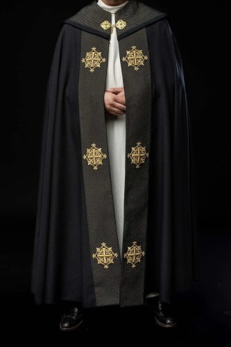 Czarna kapa liturgiczna z aksamitnym pasem i krzyżem – widok z tyłu