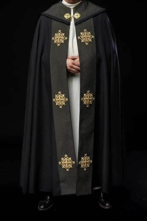 Czarna kapa liturgiczna z aksamitnym pasem i krzyżem – widok z tyłu