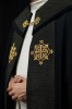 Czarna kapa liturgiczna z aksamitnym pasem i krzyżem – detal 1