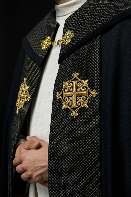 Czarna kapa liturgiczna z aksamitnym pasem i krzyżem – detal 1