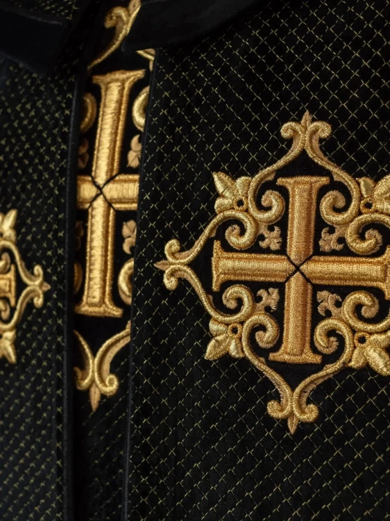 Czarna kapa liturgiczna z aksamitnym pasem i krzyżem – detal 2