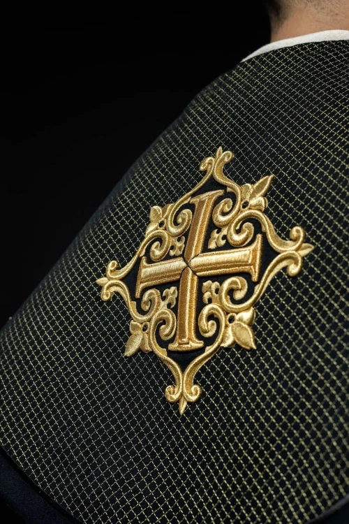 Czarna kapa liturgiczna z aksamitnym pasem i krzyżem – detal 3