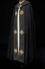 Czarna kapa liturgiczna z aksamitnym pasem i krzyżem – detal 7