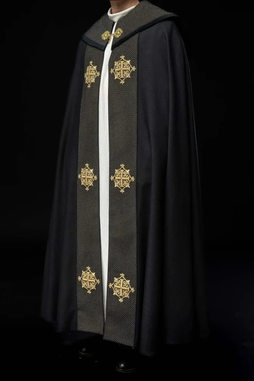Czarna kapa liturgiczna z aksamitnym pasem i krzyżem – detal 7
