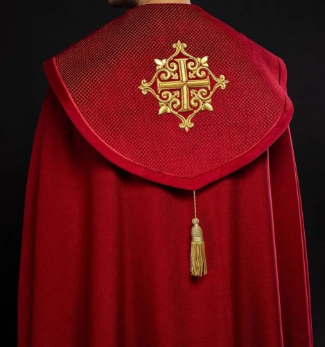 Czerwona kapa liturgiczna z aksamitnym pasem i krzyżem – widok całości