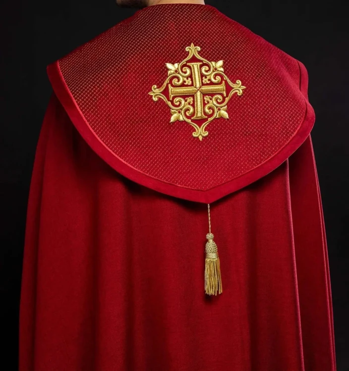Czerwona kapa liturgiczna z aksamitnym pasem i krzyżem – widok całości