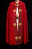 Czerwona kapa liturgiczna z aksamitnym pasem i krzyżem – widok z tyłu