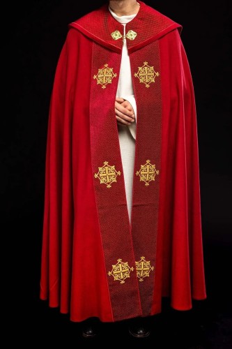 Czerwona kapa liturgiczna z aksamitnym pasem i krzyżem – widok z tyłu