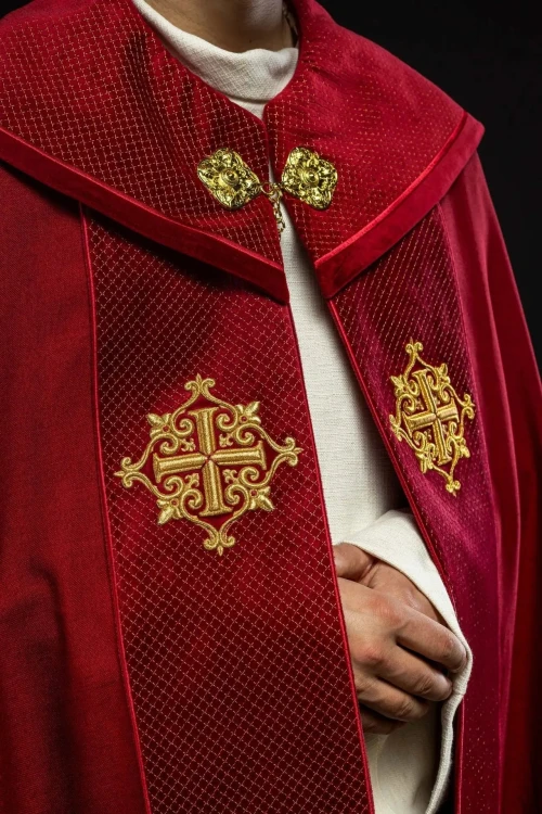 Czerwona kapa liturgiczna z aksamitnym pasem i krzyżem – detal 1