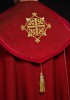 Czerwona kapa liturgiczna z aksamitnym pasem i krzyżem – detal 2