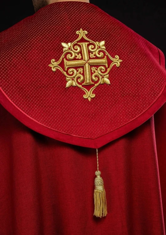 Czerwona kapa liturgiczna z aksamitnym pasem i krzyżem – detal 2