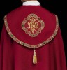 Czerwona kapa liturgiczna z haftem IHS – widok całości