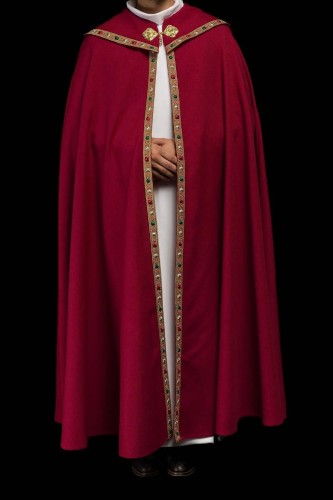 Czerwona kapa liturgiczna z haftem IHS – widok z tyłu