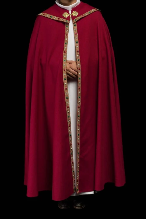 Czerwona kapa liturgiczna z haftem IHS – widok z tyłu