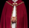 Czerwona kapa liturgiczna z haftem IHS – detal 1