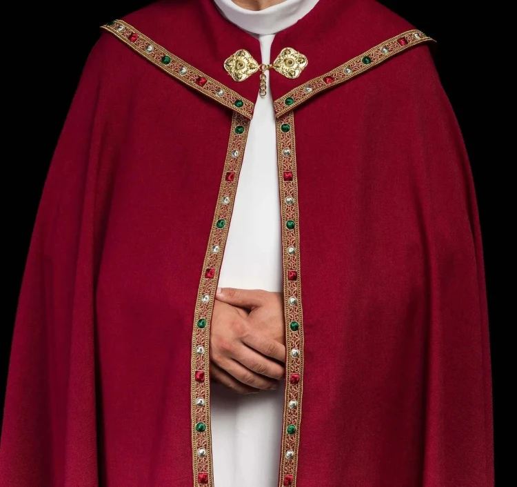 Czerwona kapa liturgiczna z haftem IHS – detal 1