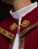 Czerwona kapa liturgiczna z haftem IHS – detal 2