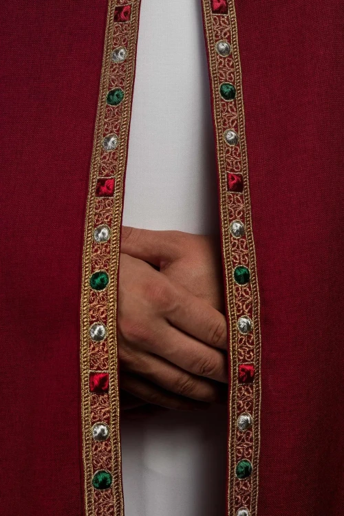 Czerwona kapa liturgiczna z haftem IHS – detal 3