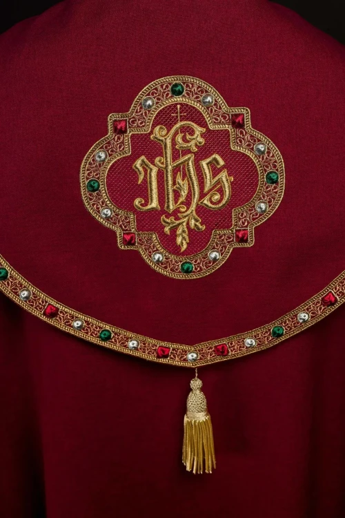 Czerwona kapa liturgiczna z haftem IHS – detal 4