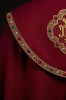Czerwona kapa liturgiczna z haftem IHS – detal 5