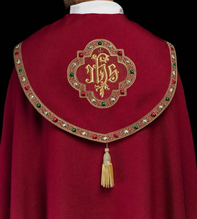 Czerwona kapa liturgiczna z haftem IHS – detal 6