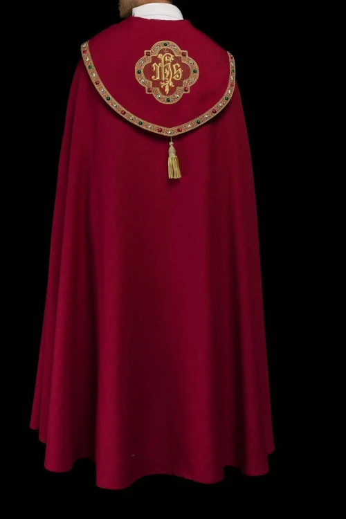 Czerwona kapa liturgiczna z haftem IHS – detal 7