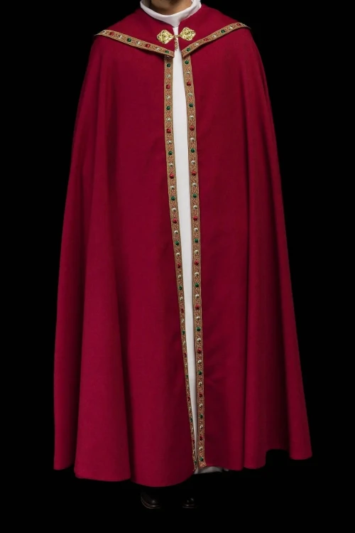 Czerwona kapa liturgiczna z haftem IHS – detal 8