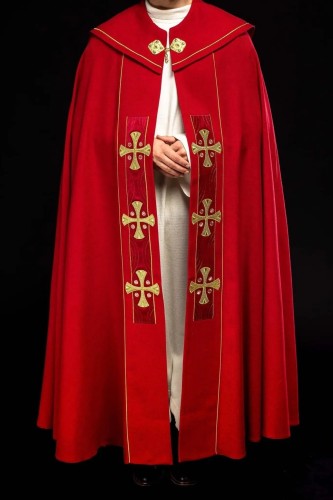 Czerwona kapa liturgiczna ze złotymi krzyżami – widok całości