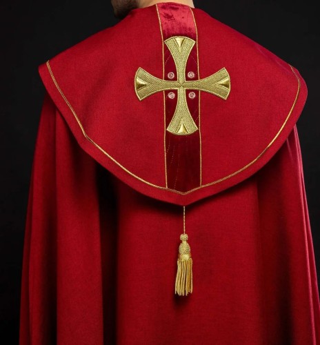 Czerwona kapa liturgiczna ze złotymi krzyżami – widok z tyłu