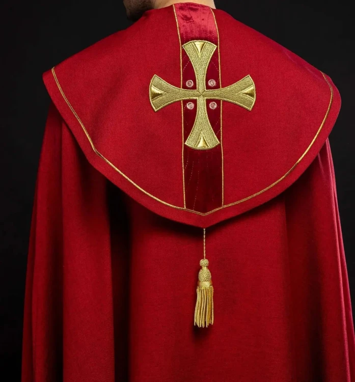 Czerwona kapa liturgiczna ze złotymi krzyżami – widok z tyłu