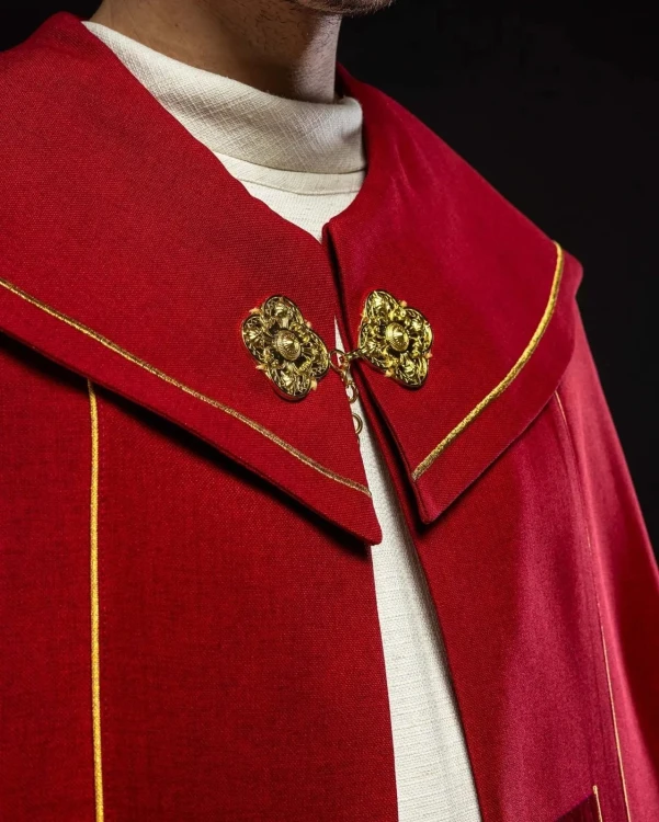 Czerwona kapa liturgiczna ze złotymi krzyżami – detal 1