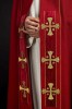 Czerwona kapa liturgiczna ze złotymi krzyżami – detal 2