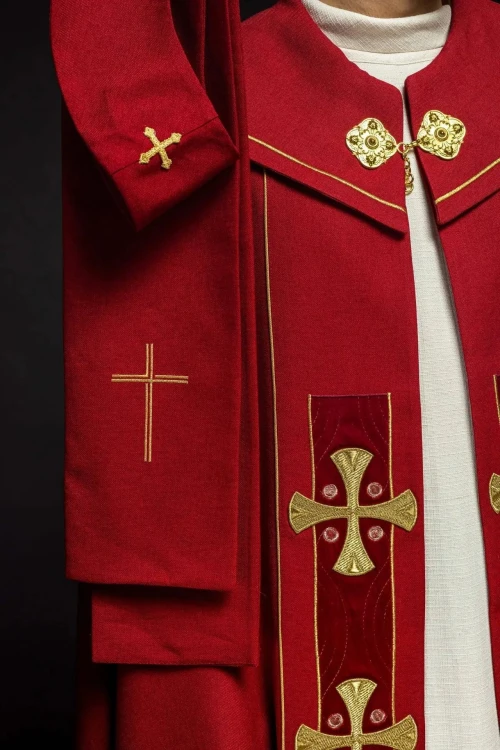 Czerwona kapa liturgiczna ze złotymi krzyżami – detal 3