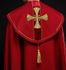 Czerwona kapa liturgiczna ze złotymi krzyżami – detal 4