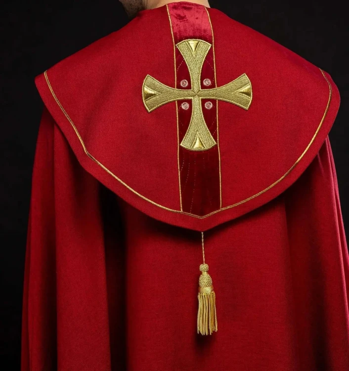 Czerwona kapa liturgiczna ze złotymi krzyżami – detal 4
