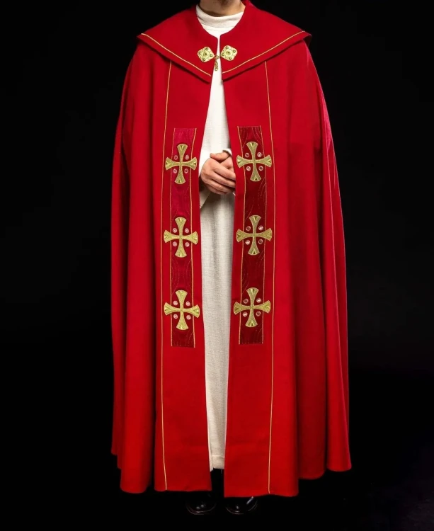 Czerwona kapa liturgiczna ze złotymi krzyżami – detal 6