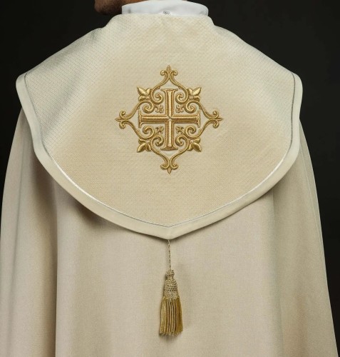 Kapa liturgiczna ecru z aksamitnym pasem i krzyżem – widok całości