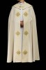 Kapa liturgiczna ecru z aksamitnym pasem i krzyżem – widok z tyłu