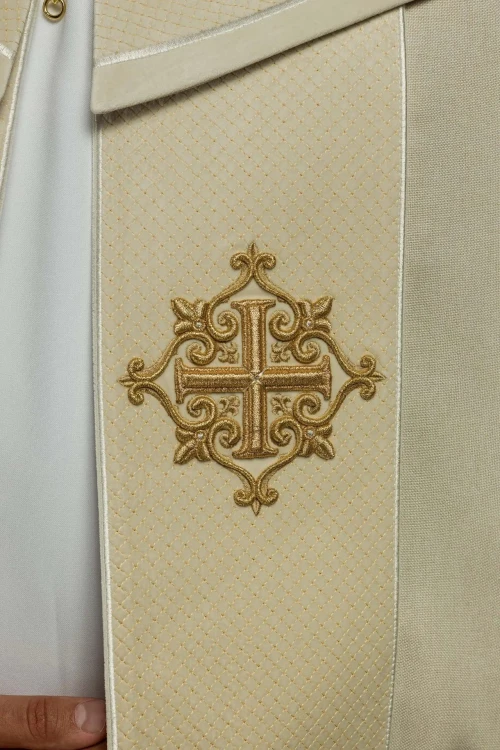 Kapa liturgiczna ecru z aksamitnym pasem i krzyżem – detal 2