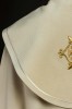 Kapa liturgiczna ecru z aksamitnym pasem i krzyżem – detal 3